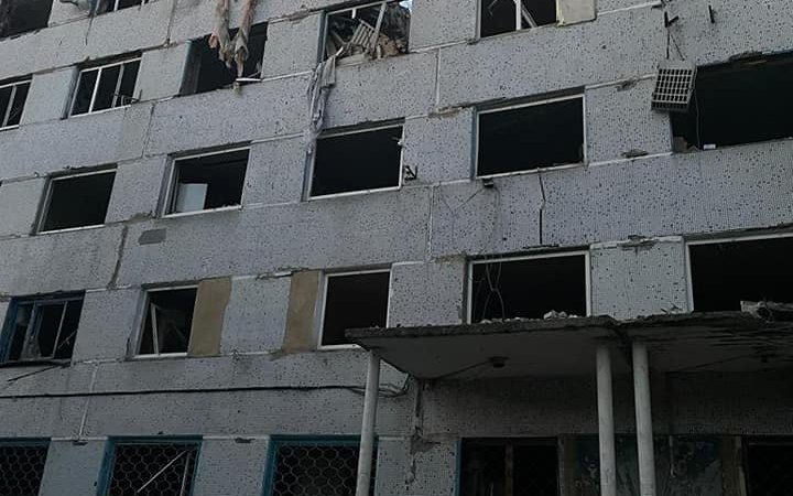 У Кураховому окупанти влучили у п'ятиповерхівку, одна людина загинула