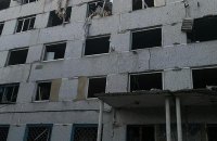 У Кураховому окупанти влучили у п'ятиповерхівку, одна людина загинула