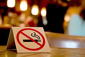 В США разочарованы запретом на курение в ресторанах