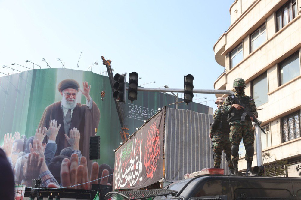 Іранська поліція стоїть на варті під час акції підтримки новопризначеного верховного лідера аятоли Моджтабі Хаменеї в Тегерані, Іран, 9 березня 2026 року.