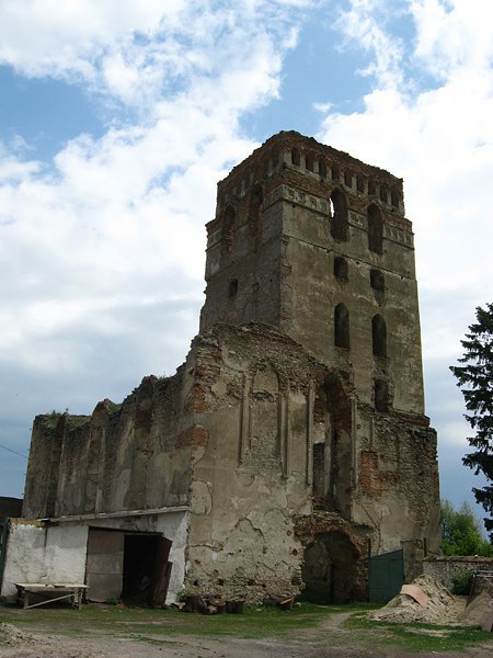 Крестовоздвиженская церковь с оборонной башней в Староконстантинове