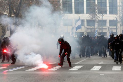 В столкновениях с демонстрантами в Скопье пострадали 7 полицейских