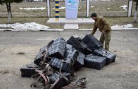 Через кордон з Румунією на ношах намагалися перенести 146 ящиків сигарет вартістю 2,5 млн грн