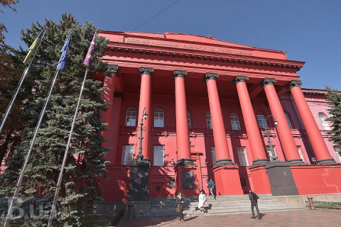 Полиция проводит обыски в красном корпусе университета Шевченко по делу о получении взятки (обновлено)