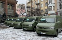 Колектив "Київміськбуду" передав автомобілі для ЗСУ