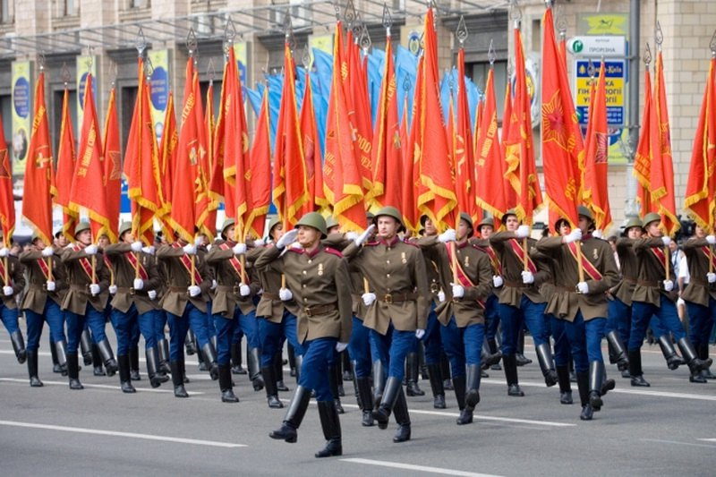 Парад в Києві, 9 травня 2010 р. Із втечею президента Януковича до Ростова стилізація під Росію припинилася назавжди.