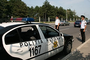 Молдовським дорожнім поліцейським заборонили жувати жуйку