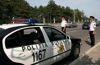 Молдавским дорожным полицейским запретили жевать жвачку