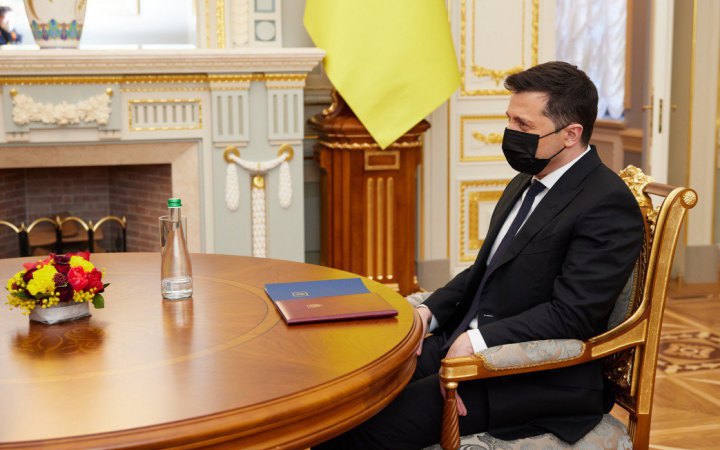 Украина ведет переговоры с Россией, потому что ищет мира без затягивания, – видеообращение Зеленского