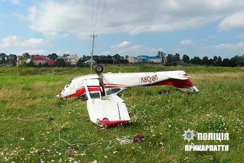 В Ивано-Франковской области самолет аварийно сел на пастбище
