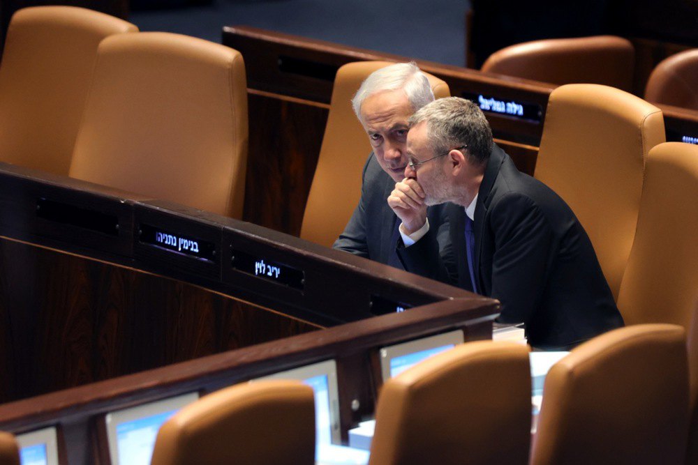 Прем’єр-міністр Ізраїлю Біньямін Нетаньягу та міністр юстиції Ізраїлю Ярів Левін у під час засідання Кнесету, 27 березня 2023 року.