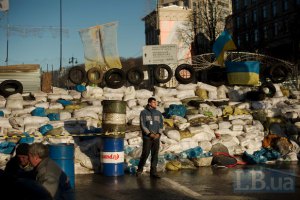"Жители Киева" под прикрытием милиции собрались разбирать баррикады на Майдане