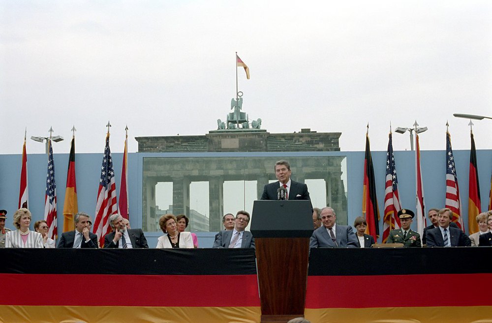 Рейган виступає перед Бранденбурзькою брамою, 12 червня 1987.