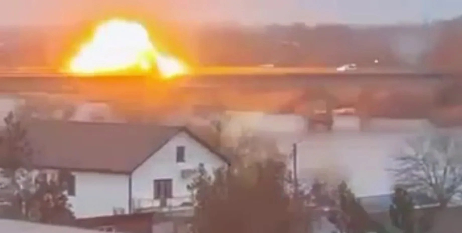 Момент удару по мосту в Маяках 