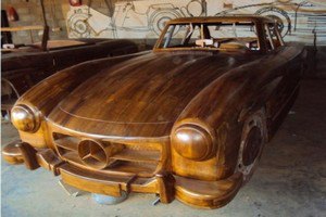 На интернет-аукционе продали деревянный Mercedes