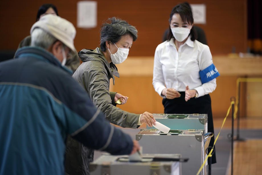 Голосування на виборчій дільниці в Токіо, 31 жовтня 2021 р.