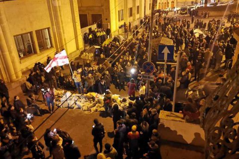 В Грузии демонстранты продолжили блокировку парламента 