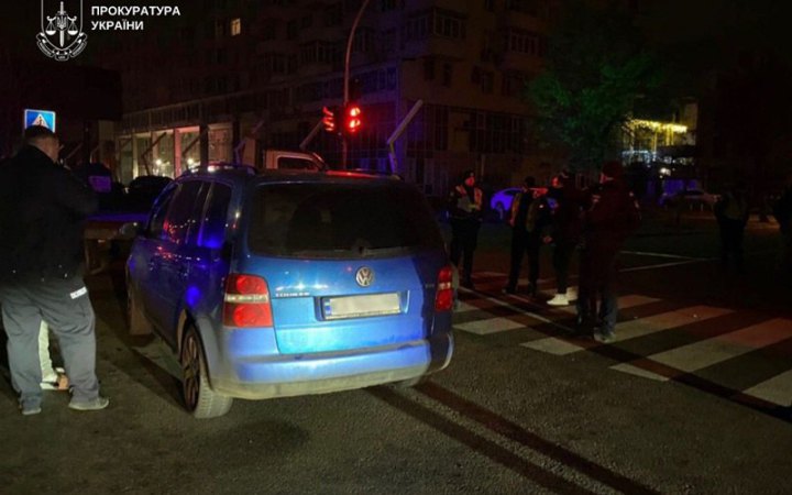 Два п'яних киянина змусили водія автомобіля возити їх по місту в комендантську годину