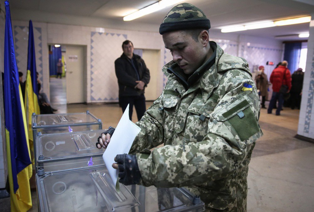 Військовослужбовець голосує на парламентських виборах у Краматорську, 26 жовтня 2014 р.