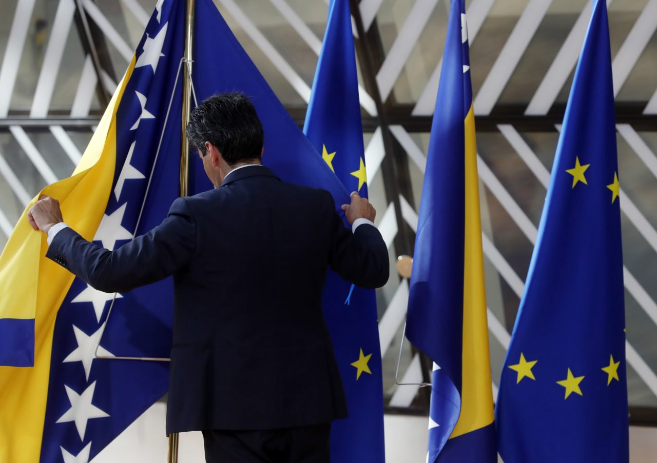 Прапор Боснії та Герцеговини встановлюють поруч з прапорами ЄС перед зустріччю лідерів ЄС і Західних Балкан у Брюсселі, 23 червня 2022.