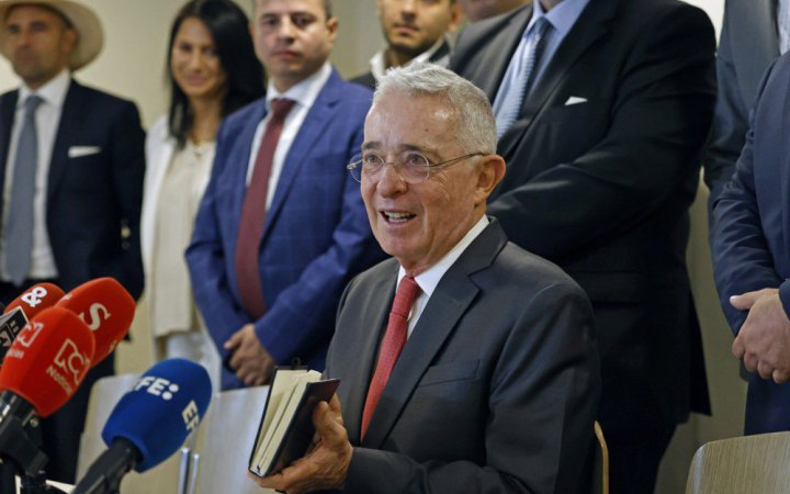 Експрезидента Колумбії Альваро Урібе суд визнав винним у тиску на свідків 