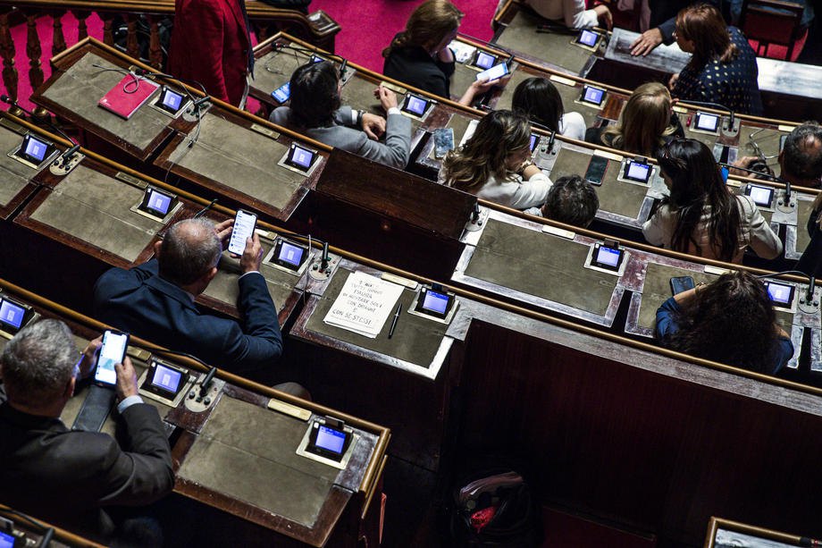 Пусті місця сенаторів від Руху 5 зірок під час голосування у сенаті, Рим, 14 липня 2022 р.