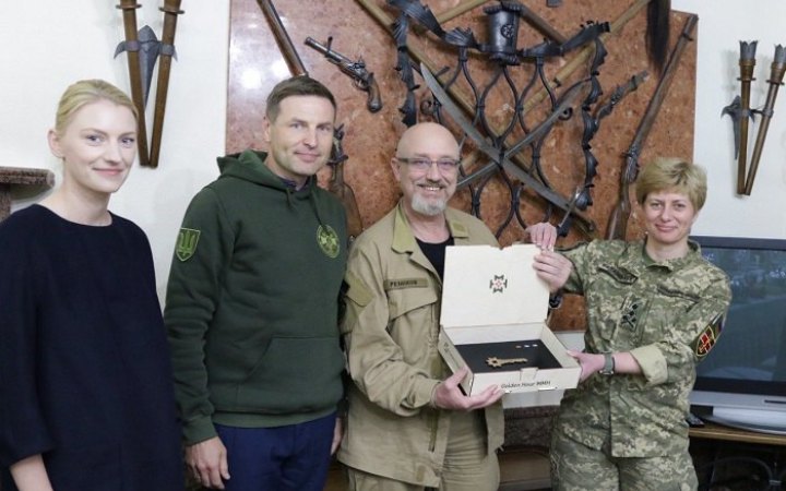Міністр оборони Естонії відвідав Україну і передав мобільний госпіталь для ЗСУ