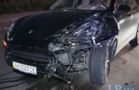 Женщина за рулем Porsche Cayenne протаранила два автомобиля на светофоре 