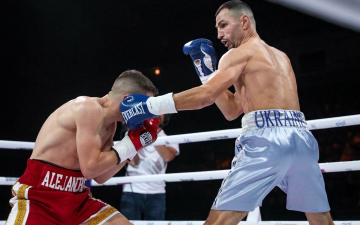 Постол виграв титул у 41 рік, а Денис Берінчик працював секундантом у ветерана: у Києві відбувся вечір боксу