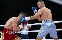 Постол виграв титул у 41 рік, а Денис Берінчик працював секундантом у ветерана: у Києві відбувся вечір боксу