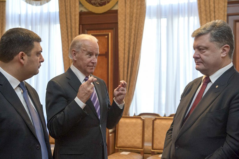 Вице-президент США Джо Байден (в центре) во время встречи с президентом Украины Петром Порошенко и спикером Владимиром
Гройсманом в парламенте, Киев, 8 декабря 2015.