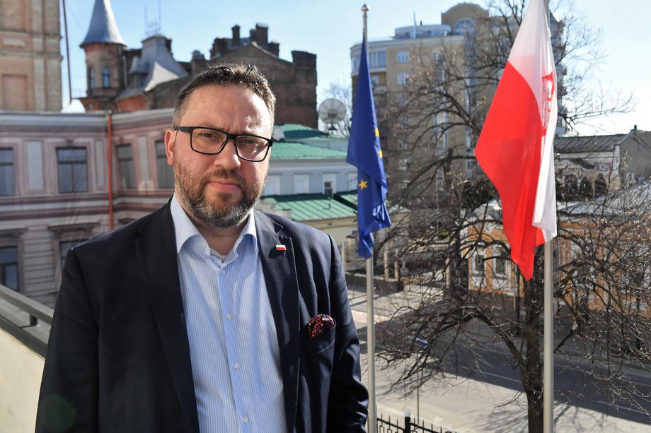 Бартош Ціхоцький на балконі посольства в Києві, 15 березня 2022 р.