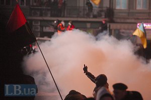 На вулиці Грушевського горять усі міліцейські вантажівки