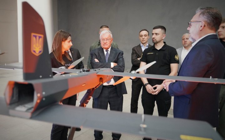 Кіту Келлогу показали виробництво українських дронів: "Неймовірні інновації"