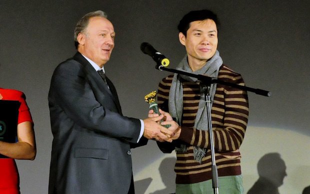 Сингапурский режиссер Энтони Чен получает награду за свой фильм "Ило Ило" (лучший полнометражный фильм)