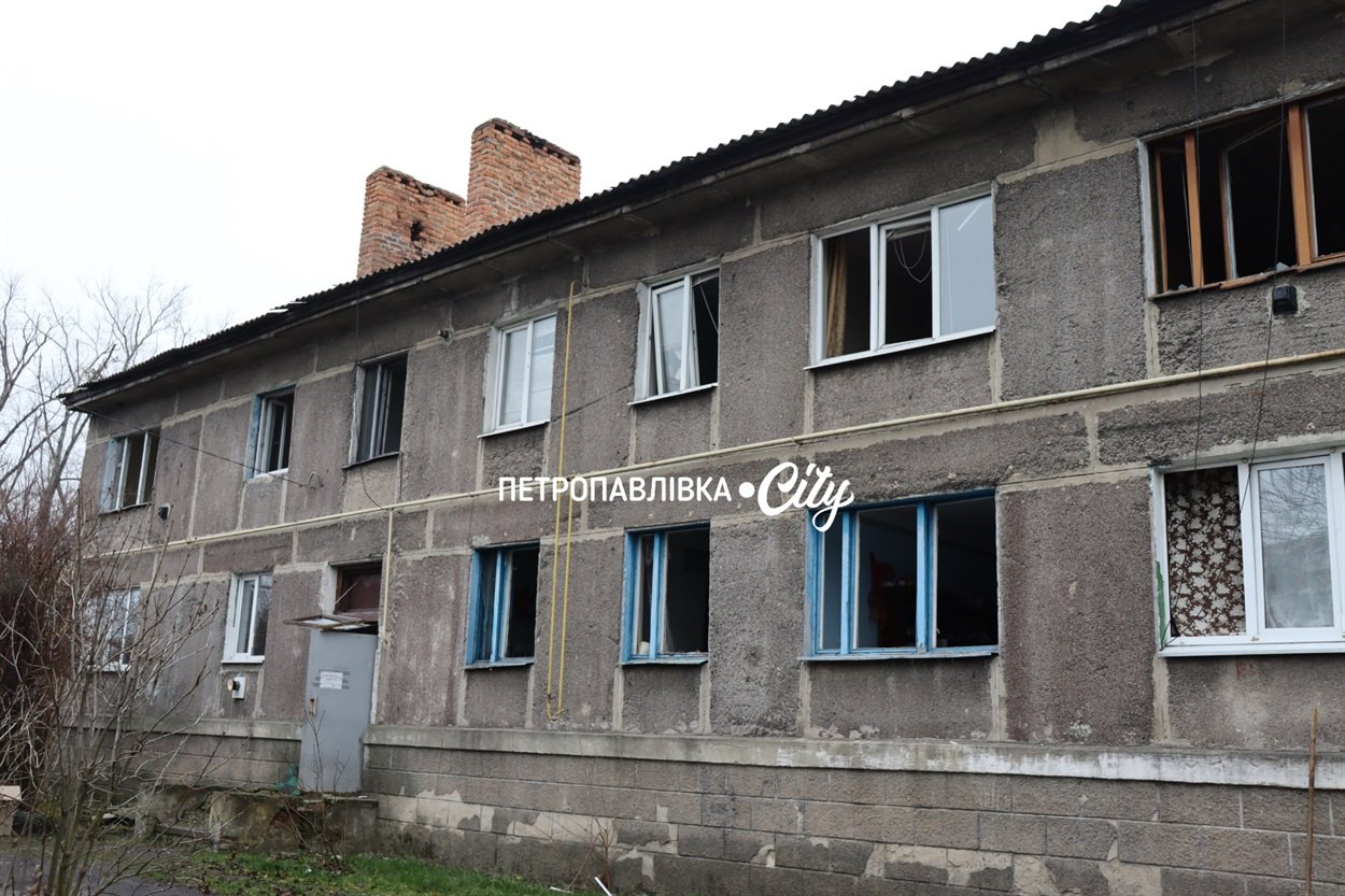 Удар по багатоквартирному будинку у Петропавлівці