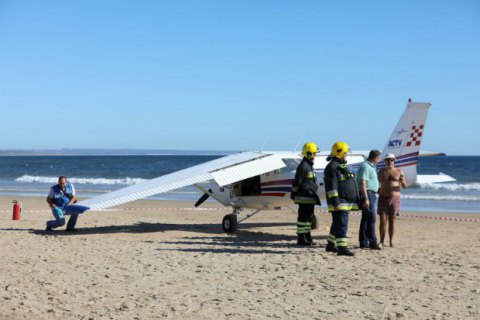 В Португалии самолет аварийно сел на пляж, есть погибшие