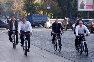В Евпатории чиновники пересели на велосипеды