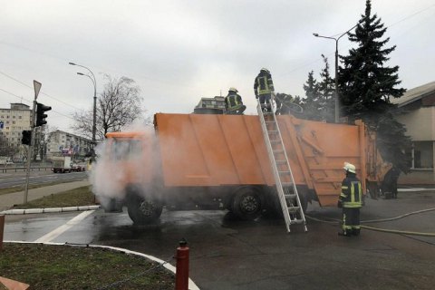 В Киеве горящий мусоровоз сам приехал к пожарным