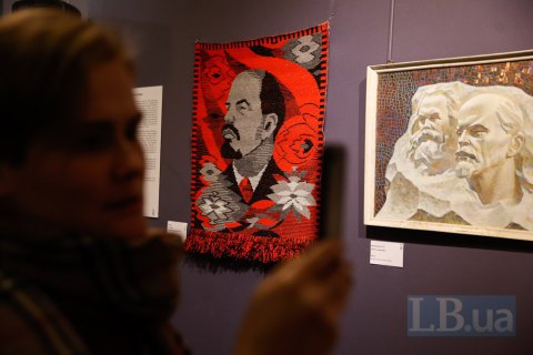 “Червоний шум”. Ідеологічна виставка про деідеологізацію мистецтва