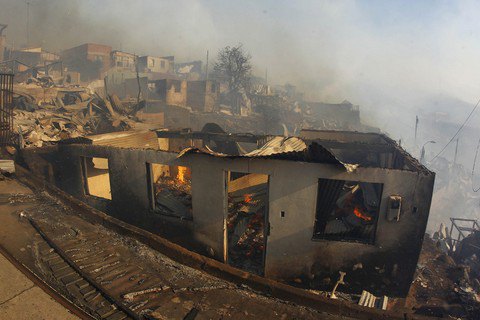 Власти Чили объявили "красный" уровень опасности из-за пожаров