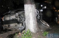 У Києві зіткнулися дві машини, одна "зрикошетила" в дерево