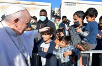 Папа Римський Франциск зустрівся з мігрантами на о. Лесбос і закликав світ зупинити "загибель цивілізації"