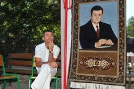 Януковича выткали на ковре