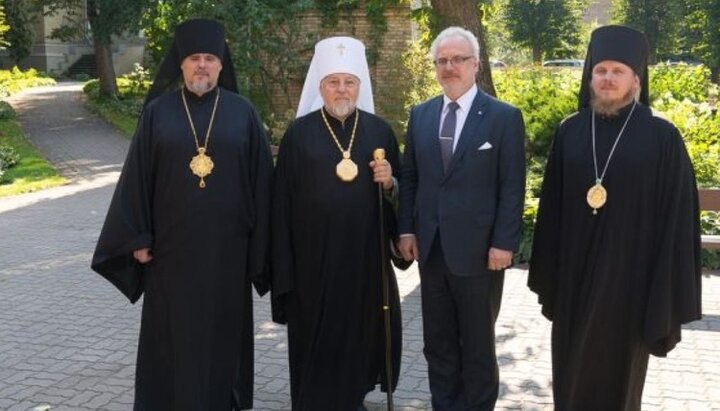 Президент Латвійської республіки Егілс Левітс (другий праворуч) і митрополит Олександр (Кудряшов, другий ліворуч). 