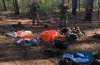 Прикордонники виявили на кордоні з РФ 10 пакетів з парашутами