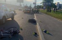 Пьяный пешеход в Киеве толкнул велосипедиста под грузовик