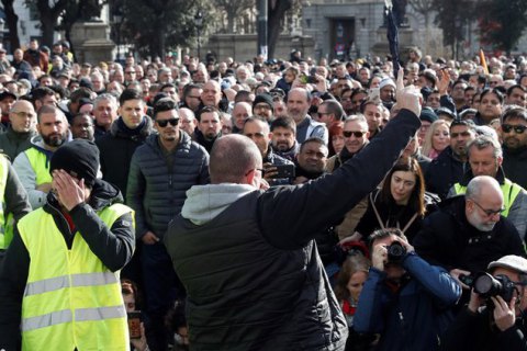 Тысячи таксистов Мадрида и Барселоны бастуют против сервиса Uber