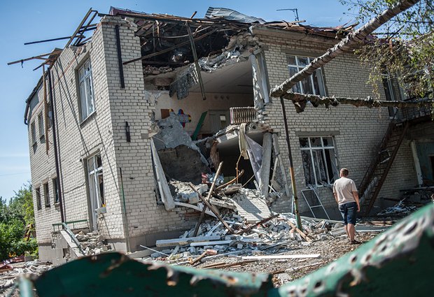 Жилой дом в Славянске, разрушенный после обстрела