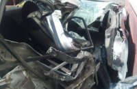 В Киеве Mitsubishi Lancer разорвало об грузовик